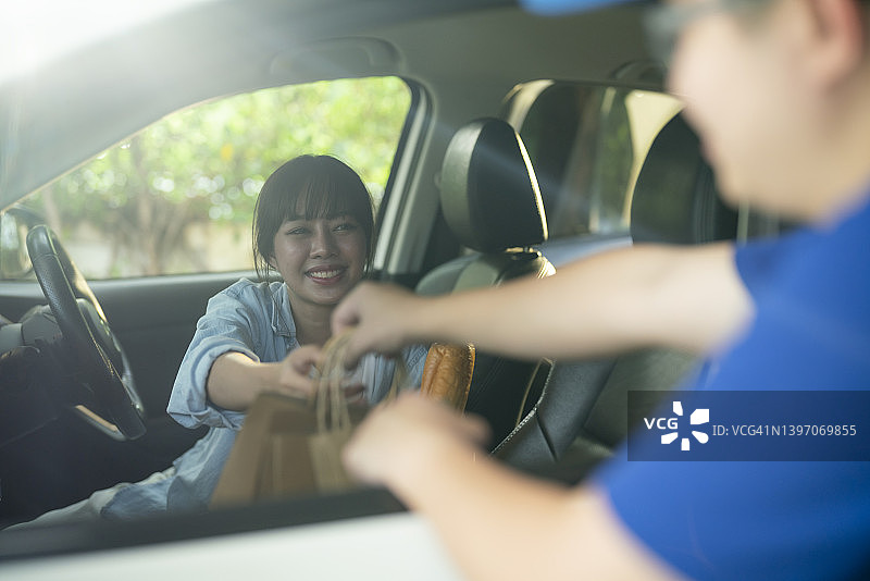 路边微笑接单的女人图片素材