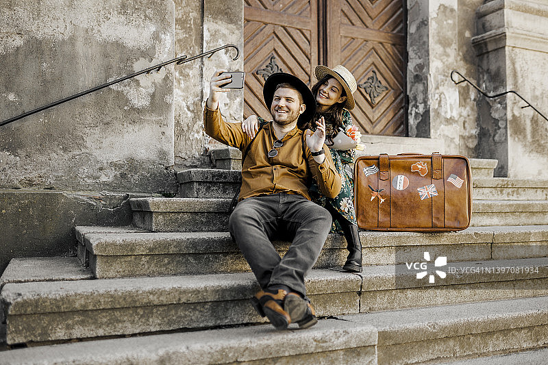 年轻夫妇在城市旅行时自拍图片素材