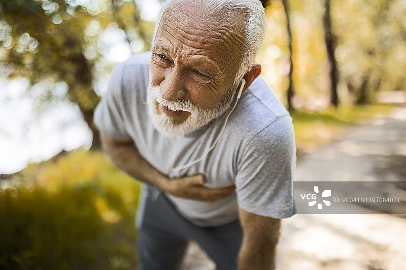 年长的男人运动员在运动时出现心脏问题图片素材