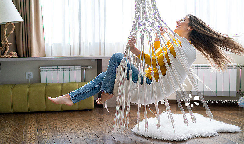 女人在家玩秋千图片素材