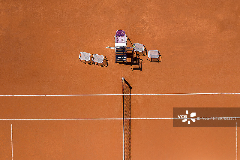 俯视带有运动器材的网球场图片素材