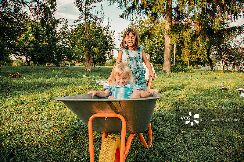 孩子们玩手推车图片素材