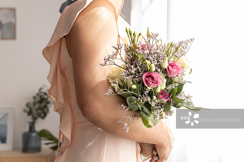 新婚女人在家手捧鲜花图片素材