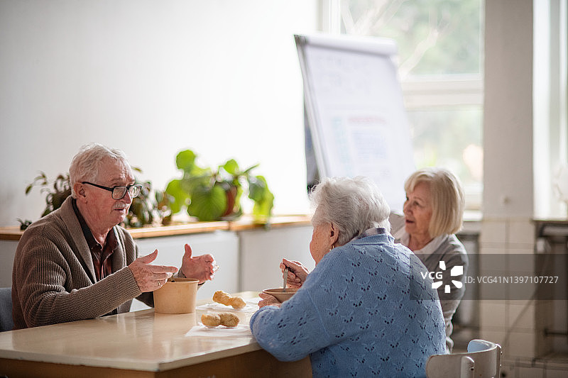 老人们在养老院共进午餐图片素材