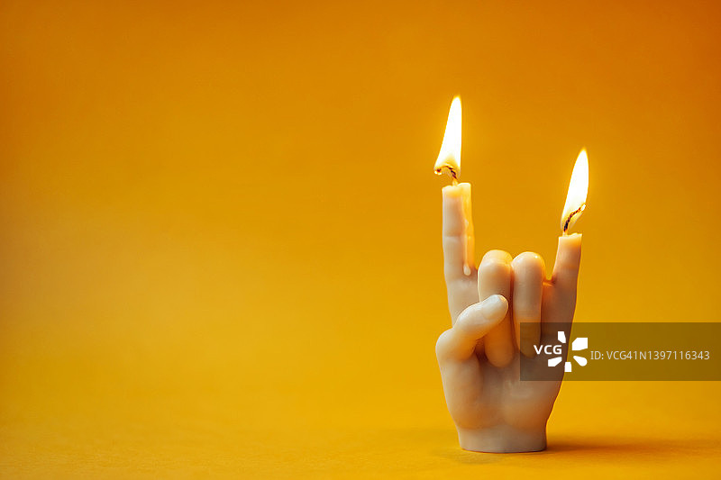 手势形状的白色蜡烛，摇滚音乐概念图片素材