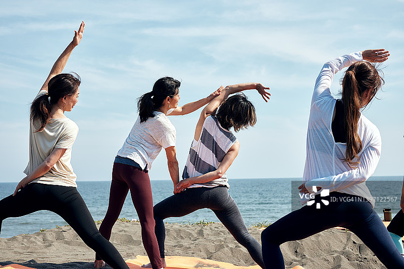 女人在海滩上做瑜伽图片素材