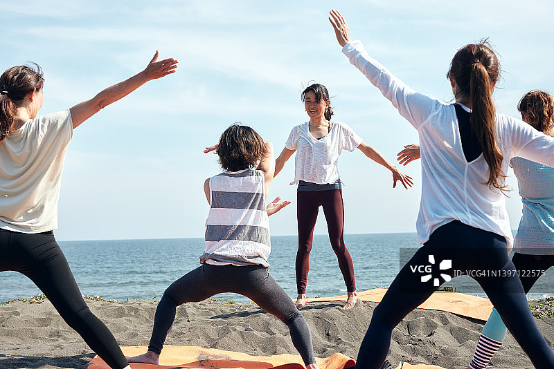 女人在海滩上做瑜伽图片素材