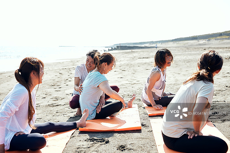 女人在海滩上做瑜伽图片素材