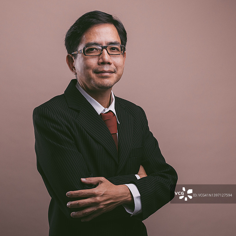 自信地看着镜头的亚洲商人肖像图片素材