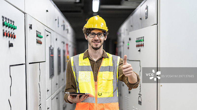 工程师在变电站检查配电设备图片素材