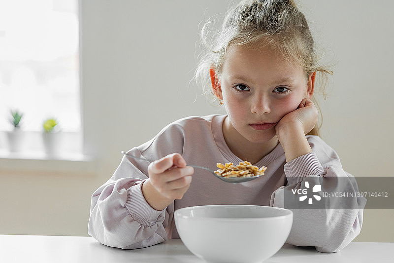 健康食品。孩子们的饮食。食欲不振图片素材