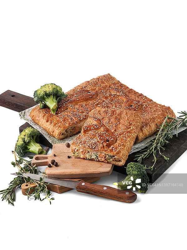 白色背景上孤立的三文鱼西兰花酥皮馅饼图片素材
