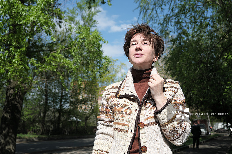 女人站在城市街道上图片素材