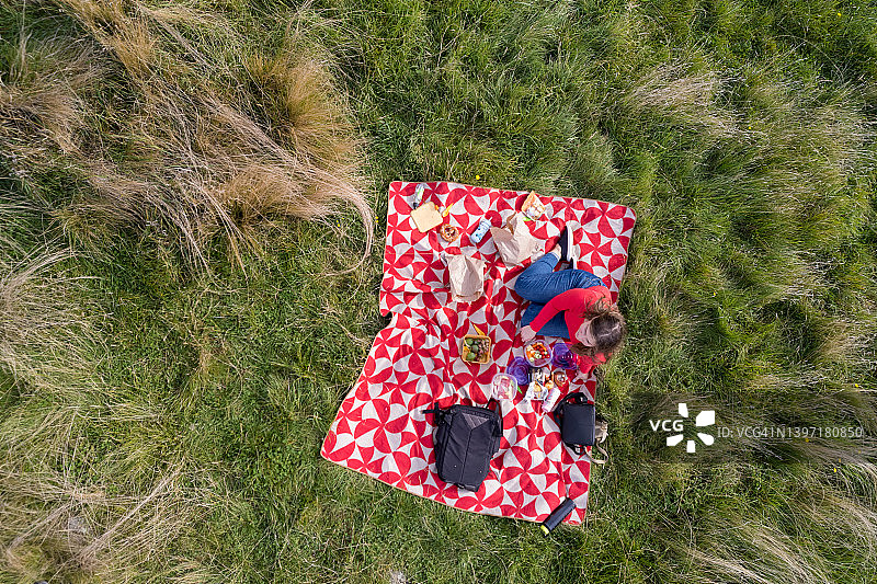 俯视角度：享受户外风景的女人图片素材