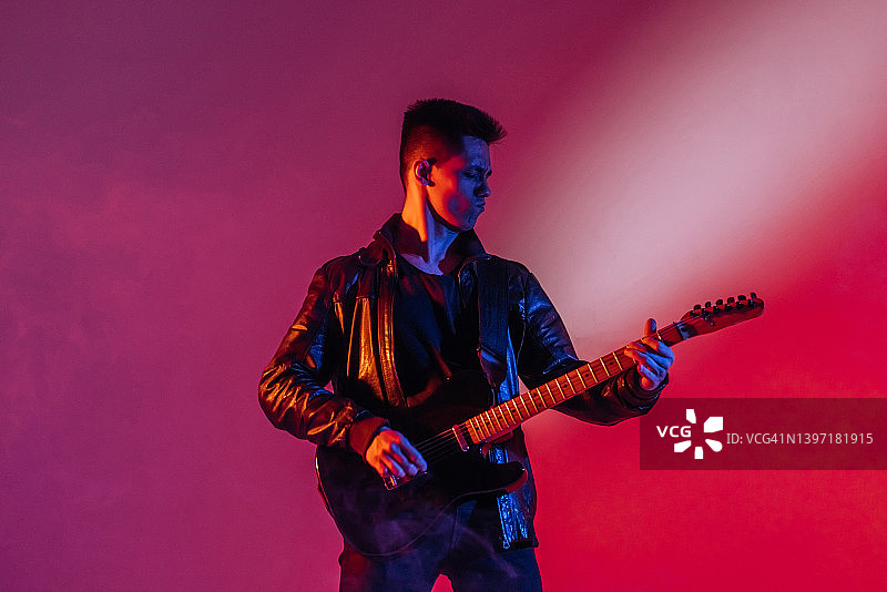 亚洲摇滚吉他手在演奏会上弹吉他享受音乐图片素材