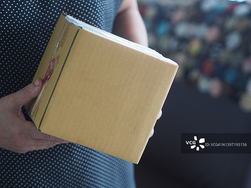 女人拿着在线购物的盒子图片素材