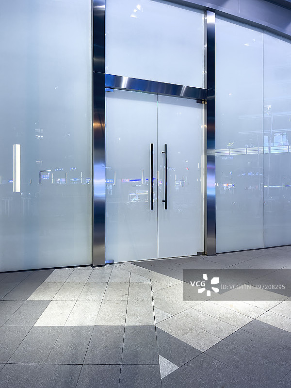 夜晚的玻璃门图片素材