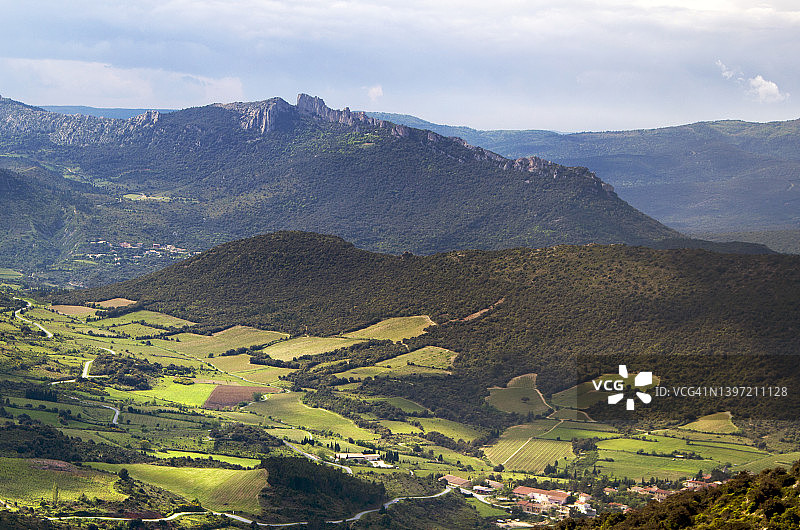 法国屈屈尼昂周围的山脉图片素材
