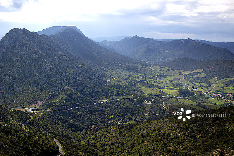 法国屈屈尼昂周围的山脉图片素材