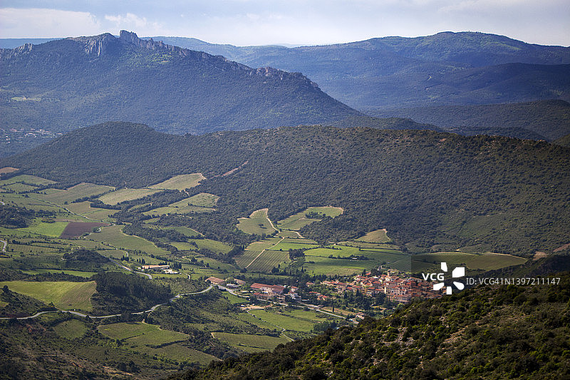 法国屈屈尼昂周围的山脉图片素材