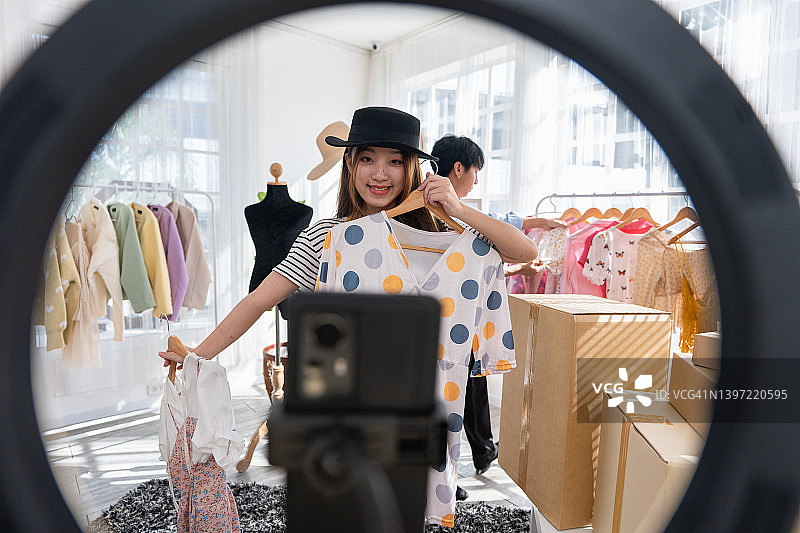 时尚博主直播带货服装展示图片素材