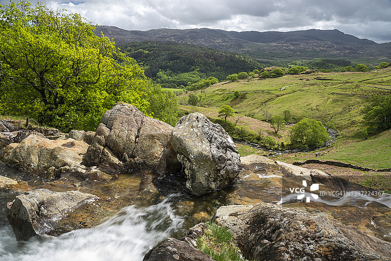 从沃金小路旁的瀑布看斯诺多尼亚国家公园，威尔士图片素材