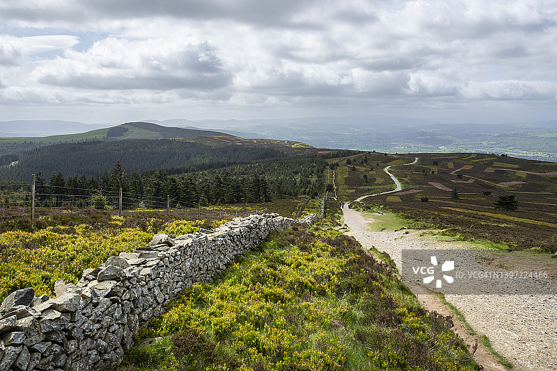 克卢伊迪安山脉Moel Famau的下山路线，北威尔士图片素材
