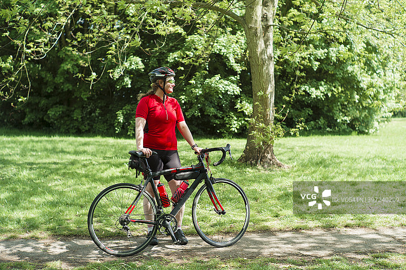 在乡村的女骑行者肖像图片素材