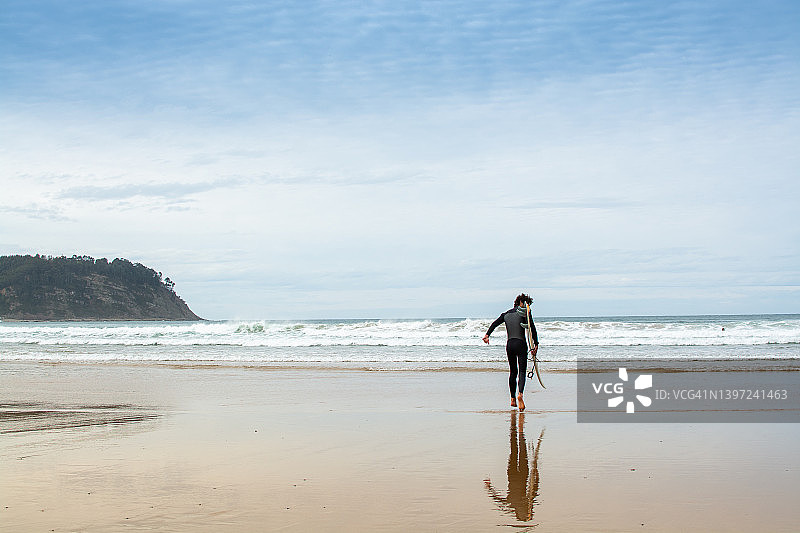 男孩冲浪图片素材
