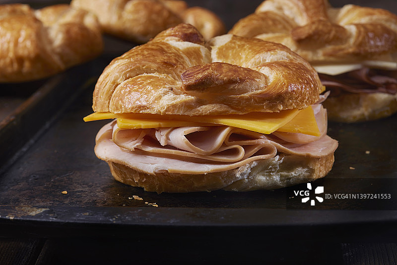 火腿瑞士奶酪羊角三明治图片素材