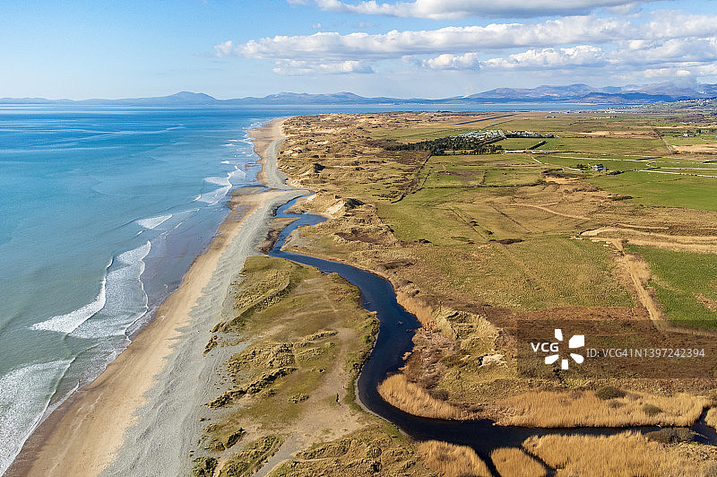 英国西北威尔士寒武纪海岸的泰温海滩航拍景色图片素材