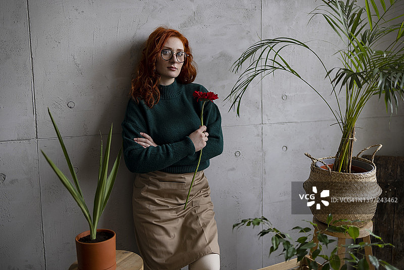 红发女花艺师在花店里图片素材