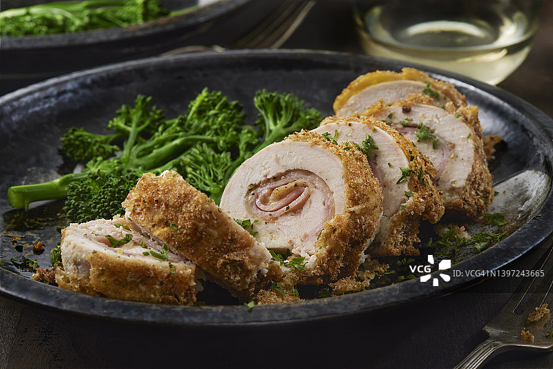 香脆烤鸡肉蓝带图片素材