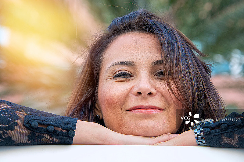 微笑的西班牙裔成熟女性头像看着镜头图片素材