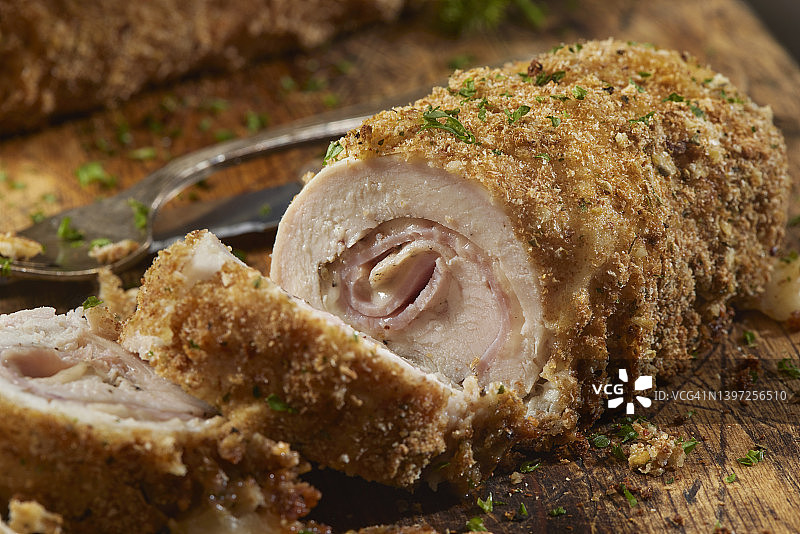 香脆烤鸡肉蓝带图片素材