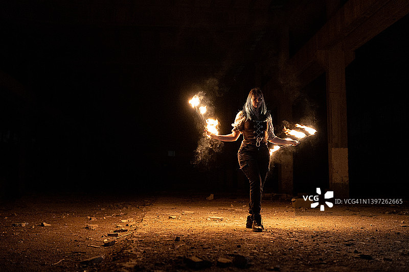 危险的舞蹈图片素材