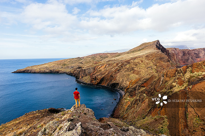 站在葡萄牙马德拉岛圣洛伦索角悬崖边的男子背影图片素材