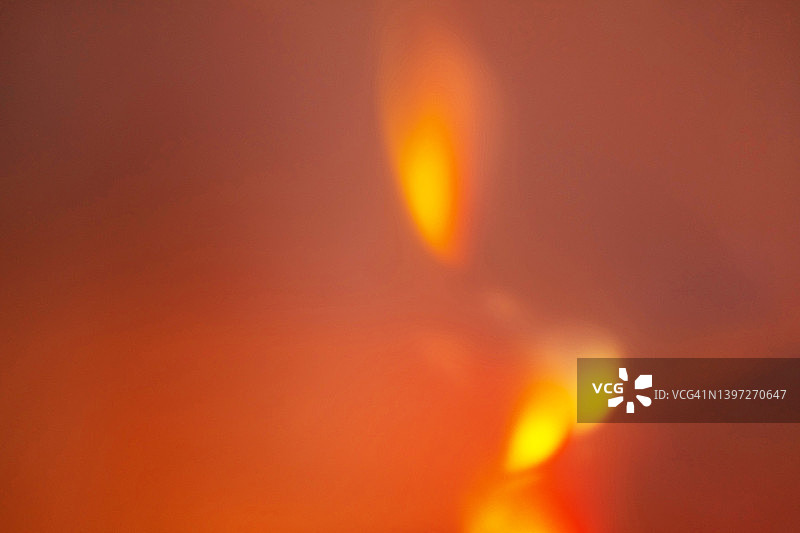 模糊彩色霓虹背景与抽象阴影光线图案图片素材