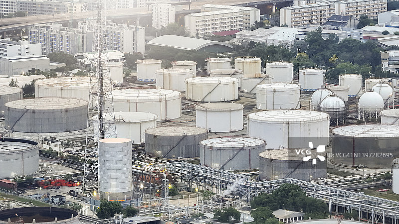炼油厂和储气罐石化工厂工业区航拍：能源运输进出口概念图片素材
