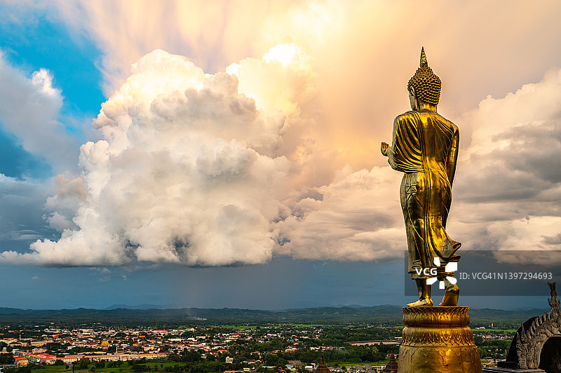泰国难府帕塔考寺顶部的标志性佛像背影图片素材