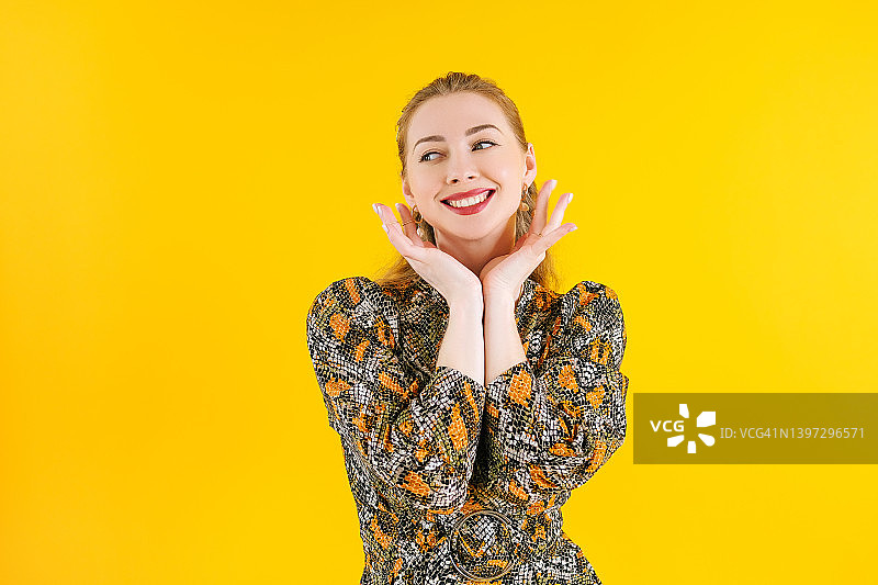 双手托头的年轻女子图片素材