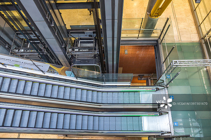 马德里巴拉哈斯机场的自动扶梯和电梯图片素材
