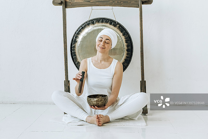 快乐的瑜伽女人冥想放松图片素材