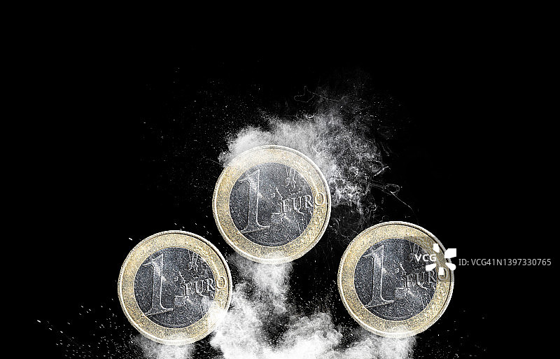 掉落并产生爆炸的欧元硬币图片素材