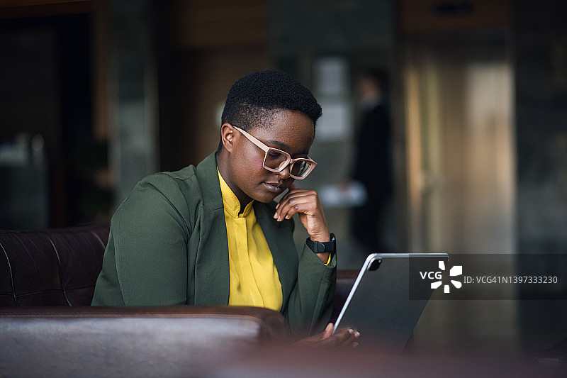年轻自由职业者使用iPad工作图片素材