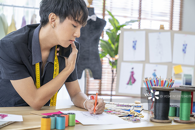 男时装设计师在工作室工作图片素材