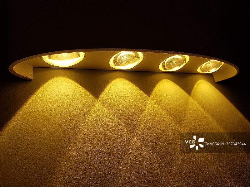 夜晚聚光灯发出的黄色光束图片素材