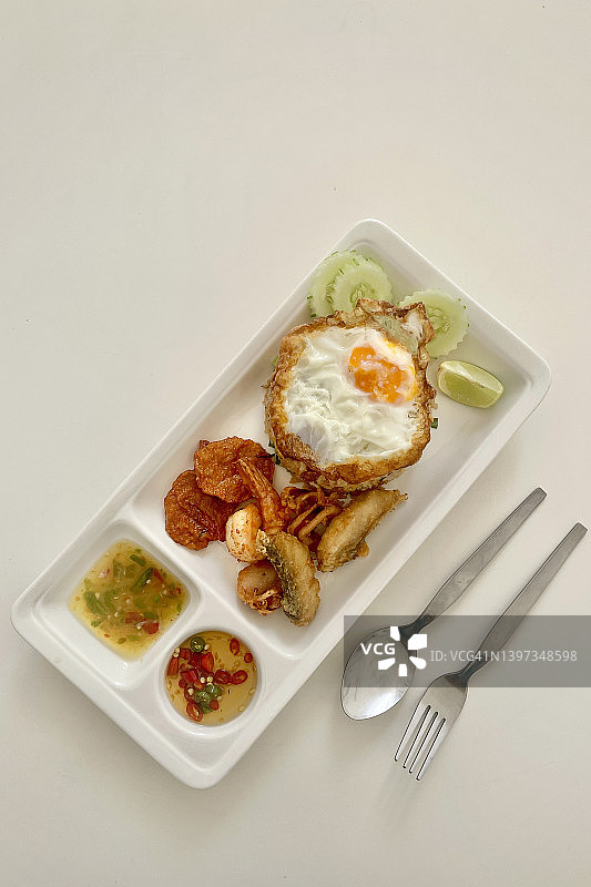 泰式菜肴：炸蛋、炸海鲜配鱼露和海鲜酱图片素材