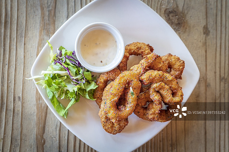 加勒比海炸鱿鱼圈菜肴的高角度视图图片素材