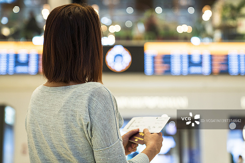 在机场查看航班时刻表的女人图片素材